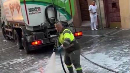 Los operarios de limpieza se afanan en limpiar el recorrido después de la primera noche de los Sanfermines