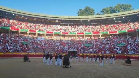 El tendido entona el 'No te vayas de Navarra' minutos antes del primer encierro