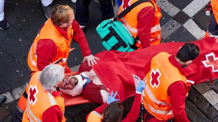 Los sanitarios atienden al primer corneado de San Fermín, un herido por asta en el paladar