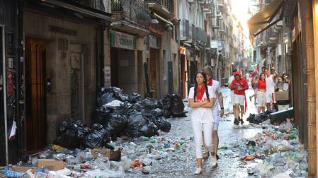 Así han amanecido las calles de Pamplona tras la primera noche de fiestas de San Fermín. |