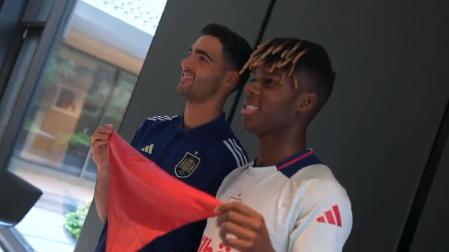 Mikel Merino y Nico Williams, con el pañuelico de San Fermín en la concentración de España en Donaueschingen