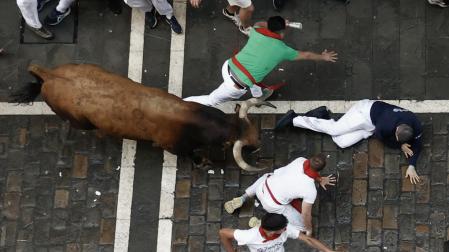 Uno de los toros de La Palmosilla, en el primer encierro
