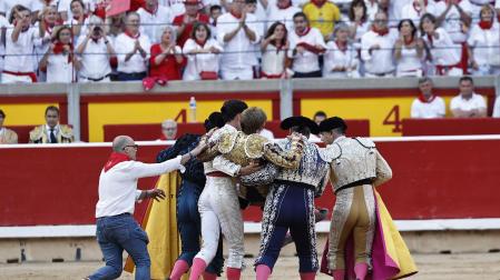 Fotos de la corrida de La Palmosilla, en la que se han cortado tres orejas y Borja Jiménez ha sufrido una cornada./