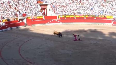 El sevillano ha esperado la salida del toro de rodillas en el centro de la Plaza de Toros de Pamplona