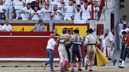 El torero sevillano ha sufrido una fuerte cogida al entrar a matar al sexto toro
