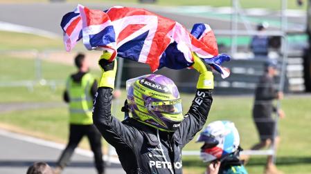Lewis Hamilton celebra su triunfo en el GP de Gran Bretaña