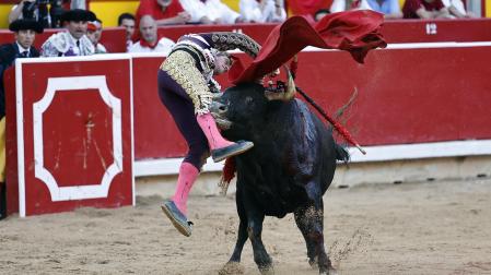 Fotos de la corrida de La Palmosilla, en la que se han cortado tres orejas y Borja Jiménez ha sufrido una cornada./