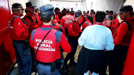 Agentes de la Policía Foral en la entrada al callejón de la plaza de toros antes del primer encierro de los Sanfermines 2024