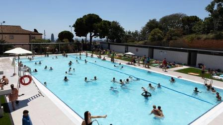 Varias personas se refrescan en una piscina en Guinardó, Barcelona