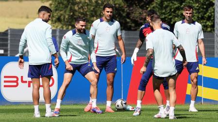 Los jugadores de la selección española durante el entrenamiento previo al choque contra Francia en semifinales de la Eurocopa 2024 en el césped de las instalaciones de Donaueschingen