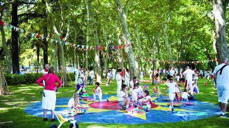 Los juegos infantiles de Birjolastu vuelven a alojarse en la Taconera, cuyas sombras ayudan el disfrute de las familias