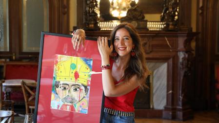 Natalia Echeverría con una de las obras que expone en el Nuevo Casino de Pamplona