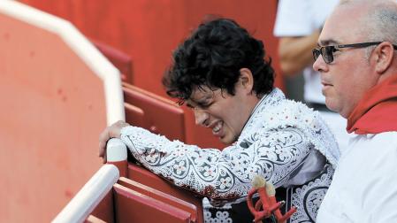 Gesto de dolor del mexicano Isaac Fonseca tras resentirse, al entrar a matar a su primer toro, de la luxación del codo derecho sufrida 8 días antes en otra corrida en Perú