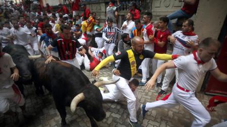 Bajada al callejón en el tercer encierro de San Fermín. |
