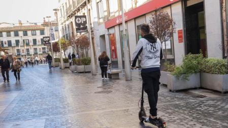 Imagen de archivo de un conductor de un patinete en Tudela