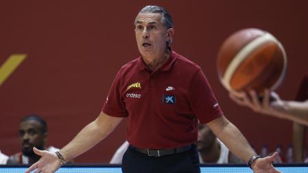 Sergio Scarioloda instrucciones a sus jugadores durante el choque del preolímpico contra Bahamas