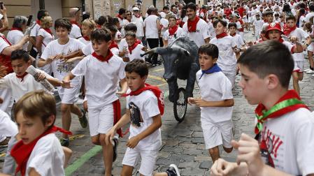 Los toricos de ruedas suben y bajan la cuesta de Santo Domingo hasta la plaza consistorial, rodeados de jóvenes corredores