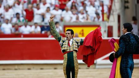 Emilio de Justo celebra la faena que le ha llevado a la puerta grande