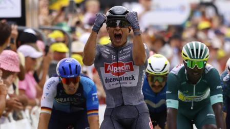 Jasper Philipsen celebra su victoria en la meta de Saint-Amand-Montrond