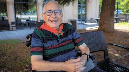 Eugenio Salinas, retratado poco antes de comenzar los Sanfermines, en el jardín de la residencia Amavir Oblatas