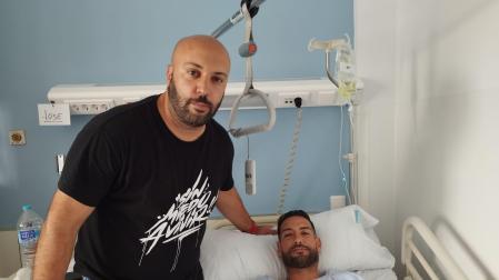 uan Antonio Ramos Romero, en la cama del hospital, junto a su amigo José Manuel Velado López.