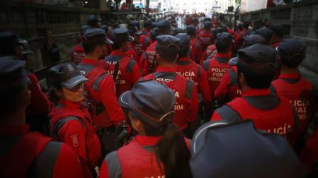 Agentes de la Policía Foral, este miércoles antes del encierro.