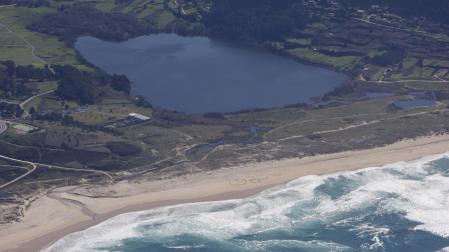 Imagen de la playa de Doniños, Ferrol, donde ha aparecido la ballena