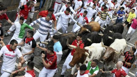 El mozo ha llegado a quedar completamente rodeado. La manada le ha rebasado por ambos lados por su gran velocidad