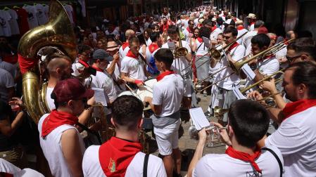 La charanga de la peña San Fermín, animando con su música ayer en la calle Estafeta