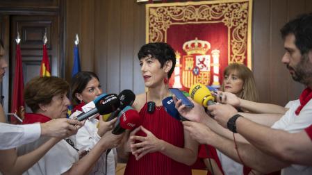 La ministra Elma Saiz atiende a los periodistas en Pamplona