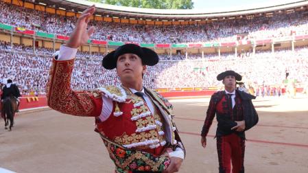 Andrés Roca Rey saluda al público al final del paseíllo en una tarde muy calurosa