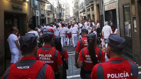 Una patrulla de la Policía Foral vigila el casco viejo de Pamplona.