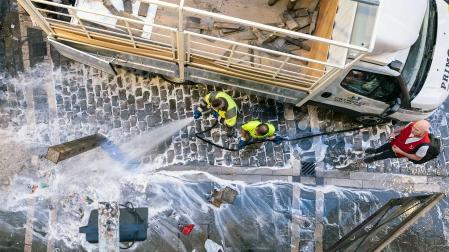 Dos operarios municipales limpian una calle del Casco Viejo pamplonés durante estos Sanfermines