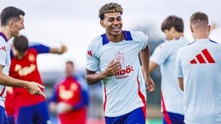 Lamine Yamal sonríe durante el entrenamiento de España en Donaueschingen
