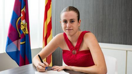 Adriana Parada, el día de su firma como jugadora del Barcelona B
