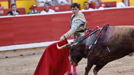El estoque asomando por el costado del toro en el primero de Daniel Luque