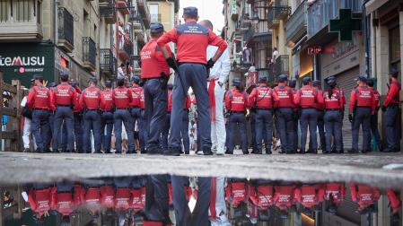 Policías forales, en el recorrido del encierro