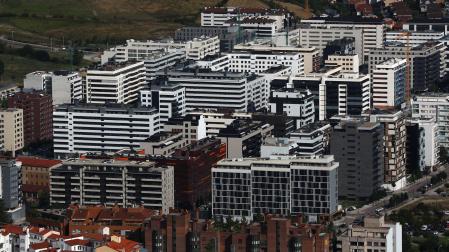 Bloques de pisos acabados y en construcción en el barrio de Lezkairu, uno de los que concentra mayor actividad constructora