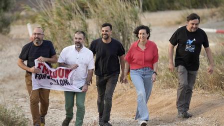 La secretaria general de Esquerrra Republicana de Catalunya (ERC), Marta Rovira (2d), acompañada por el diputado Ruben Wagensberg (3i), el vicepresidente de Ómnium Cultural Oleguer Serra (2i), el empresario Josep Campmajó (i) y el periodista Jesús Rodríguez (d), a su llegada esta mañana a la localidad de Salses (Francia), tras volver de su exilio en Suiza al ser archivada la causa de Tsunami Democrátic por la cual estaban imputados