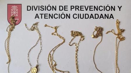 Imagen de las cadenas de oro intervenidas por Policía Foral
