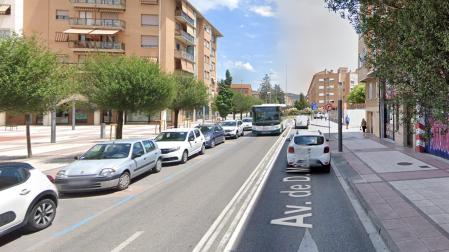 Una villavesa circulando por la avenida de Marcelo Celayeta
