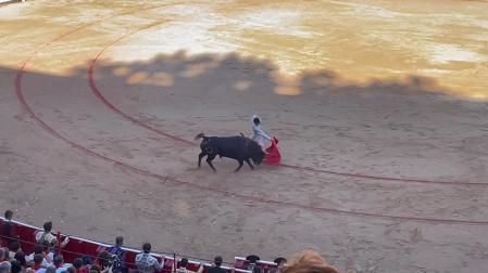 El torero madrileño, muy querido en Pamplona, le ha arrancado buenos muletazos al primero de su lote