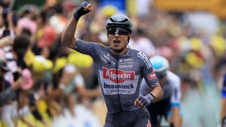 Jasper Philipsen celebra la victoria en el esprint de la etapa de este viernes, 12 de julio