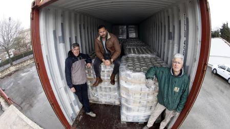 27 DE FEBRERO, SALIDA A GAZA. De izquierda a derecha: José María Puig (presidente de Ayuda Contenedores), Álvaro Cuadrado (Hambre Cero) y José Antonio Landa (vicepresidente de Ayuda Contenedores).