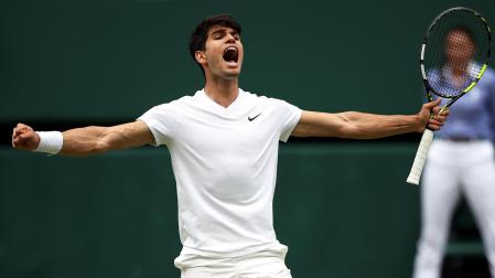 Alcaraz celebra la victoria sobre Medvedev y el pase a la final de Wimbledon