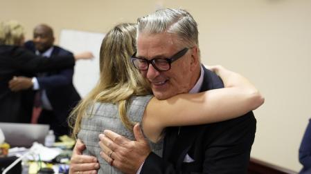 Alec Baldwin se abraza a un miembro de su equipo legal tras conocer el veredicto