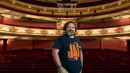El presidente del Festival de Jazz de Vitoria-Gasteiz, Iñigo Zarate, posa en las butacas del Teatro Principal, sede de unos de los conciertos del festival que se va a celebrar estos días en Vitoria