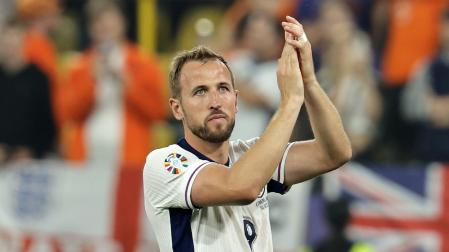 Harry Kane aplaude a los aficionados tras la victoria de Inglaterra en semifinales ante Países Bajos