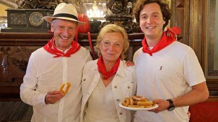Por la izquierda: Herbert Diess, ex CEO del grupo Volkswagen entre 2018 y 2022, con su mujer, Irene, y el hijo de ambos, Andrés, ayer en el Baile de la Alpargata