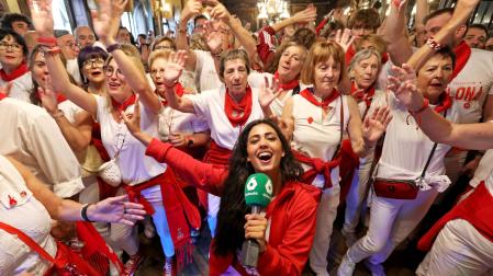 María Lamela, reportera de La Sexta, en el Baile de la Alpargata, rodeada de asistentes al Nuevo Casino Principal